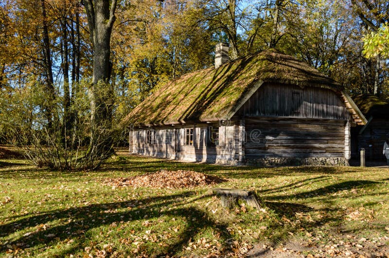 Casa de campo no jardim imagem de stock