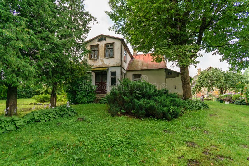 Casa de campo no jardim imagem de stock royalty free