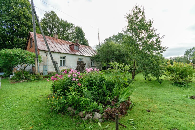 Casa de campo no jardim imagem de stock royalty free