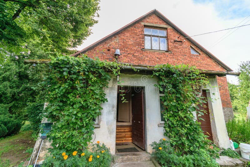 Casa de campo no jardim imagem de stock