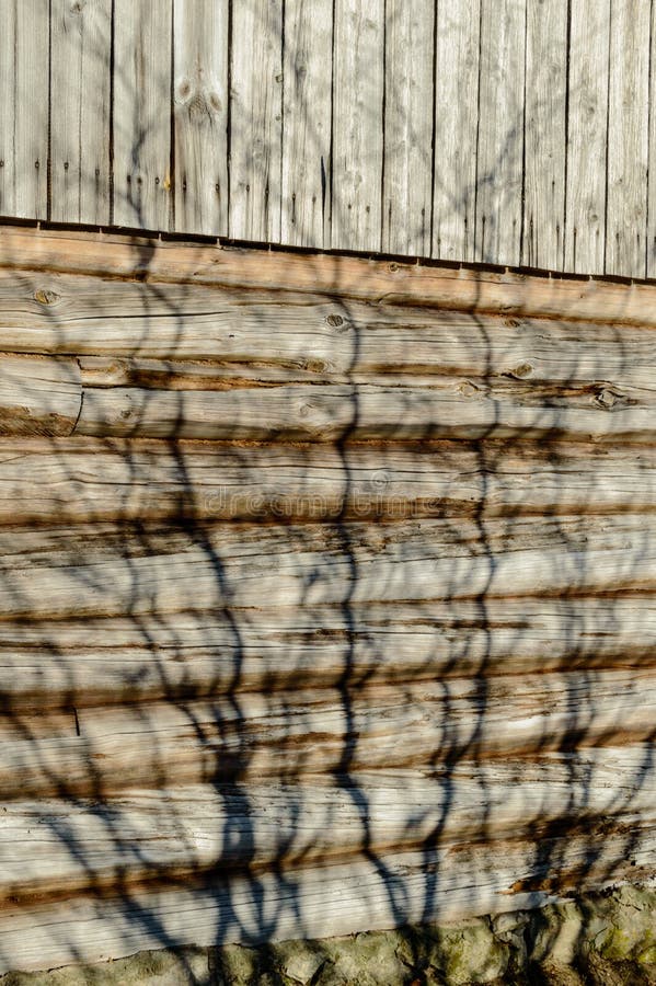 Casa de campo no jardim imagem de stock royalty free