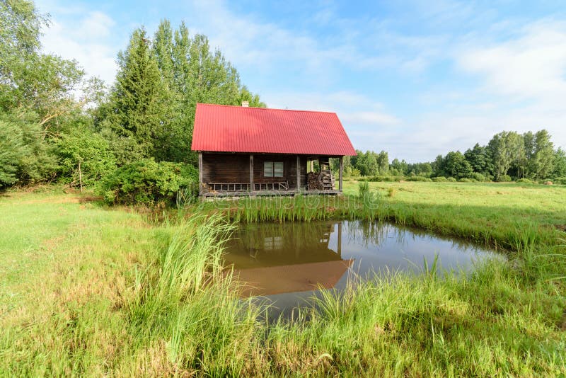 Casa de campo no jardim fotografia de stock royalty free