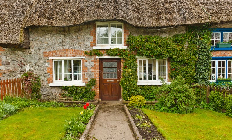 Casa de campo Thatched tradicional em Adare, Ireland imagem de stock royalty free Casa de campo Thatched tradicional em Adare, Ireland imagem de stock royalty free