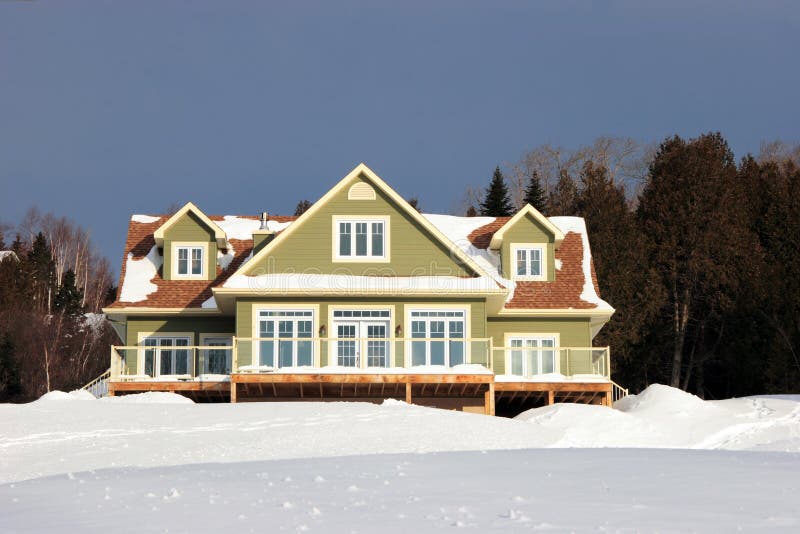 Nova casa de campo verde fotografia de stock