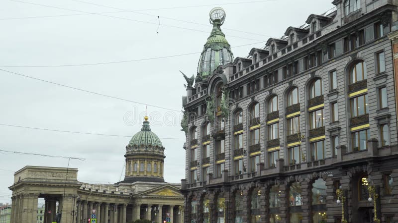 Casa de cantantes y catedral de kazán. acción. bella arquitectura con estatuas sobre el fondo de la catedral con columnata