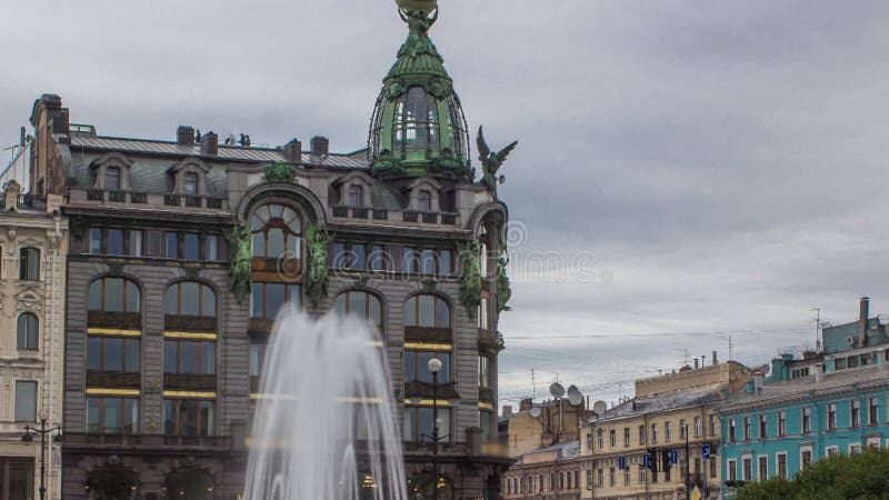 Casa de cantantes y fuente frente a ella cerca de la catedral de kazán timelapse. 1.ª. rusia de petersburgo