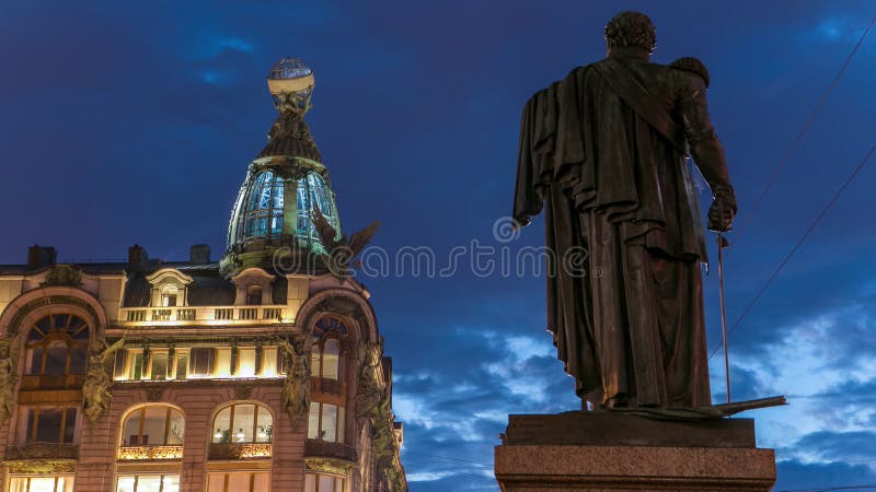 Casa de cantantes y monumento kutuzov en la noche de san petersburgo.