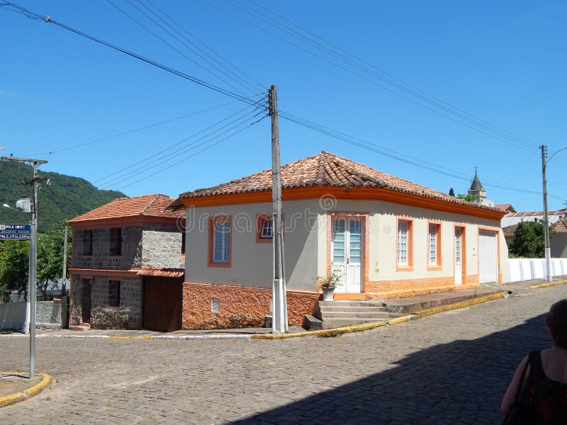 Casa de canto velha e casa de pedra imagens de stock Casa de canto velha e casa de pedra imagens de stock