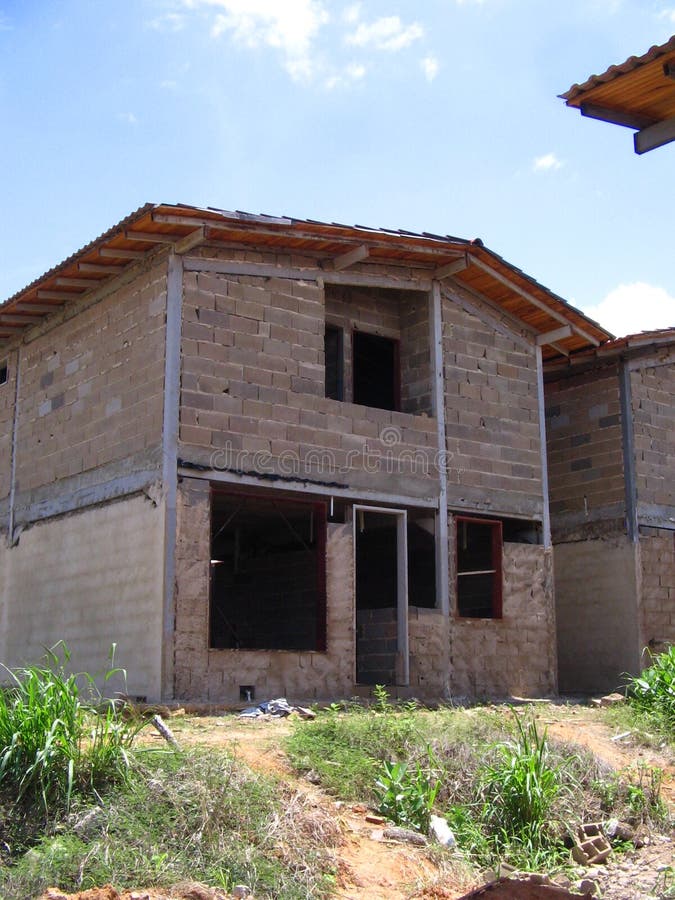 Casa de dos niveles en vías de la construcción imagen de archivo Casa de dos niveles en vías de la construcción imagen de archivo