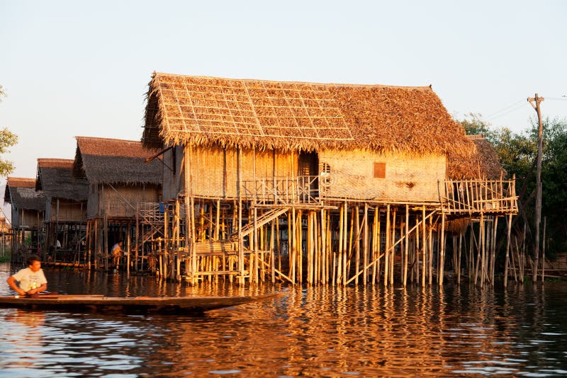 Casa de flutuação da vila no lago Inle, Myanmar fotografia de stock Casa de flutuação da vila no lago Inle, Myanmar fotografia de stock