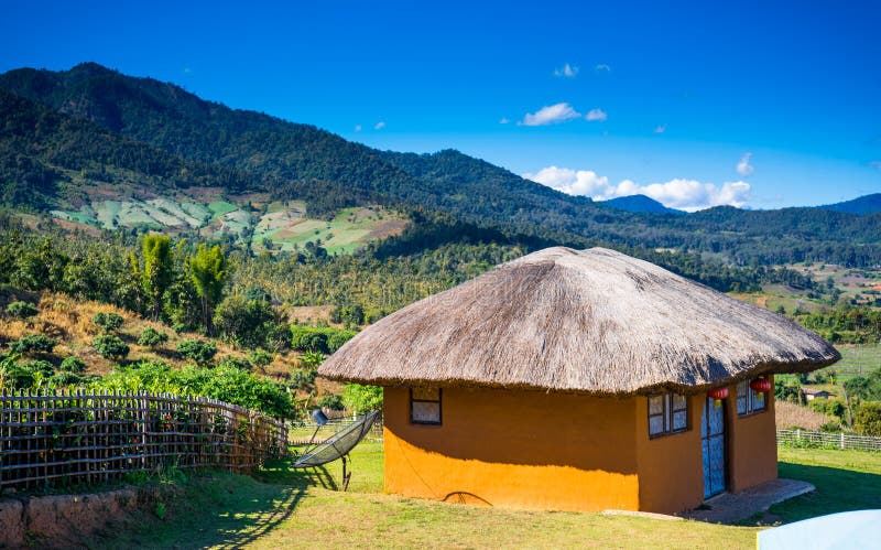 Casa de la arcilla con un tejado de la paja en el fondo de las montañas en la ciudad de Pai en el norte de Tailandia Viaje de Asi foto de archivo libre de regalías Casa de la arcilla con un tejado de la paja en el fondo de las montañas en la ciudad de Pai en el norte de Tailandia Viaje de Asi foto de archivo libre de regalías