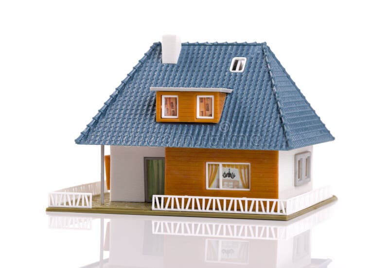 Casa de la familia - modelo de escala plástico, aislado en blanco imagen de archivo libre de regalías Casa de la familia - modelo de escala plástico, aislado en blanco imagen de archivo libre de regalías