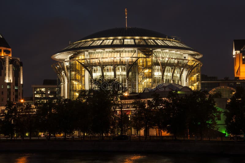 Casa de la música en Moscú Opinión de la noche de la costa imagen de archivo libre de regalías Casa de la música en Moscú Opinión de la noche de la costa imagen de archivo libre de regalías