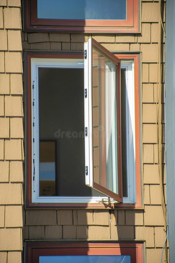 Janela Solitária Na Fachada Da Casa Bege Com Obturadores Verdes E Cor  Branca De Sotaque Com Telhas Escuras E Aberturas Foto de Stock - Imagem de  casa, material: 266656892