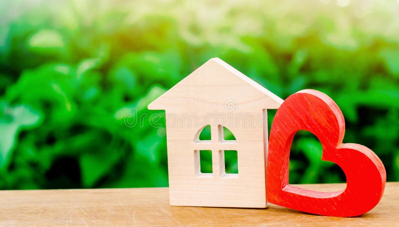 Casa de madeira e coração vermelho Conceito da casa doce Propriedade insurance Conforto da família Alojamento disponível para fam