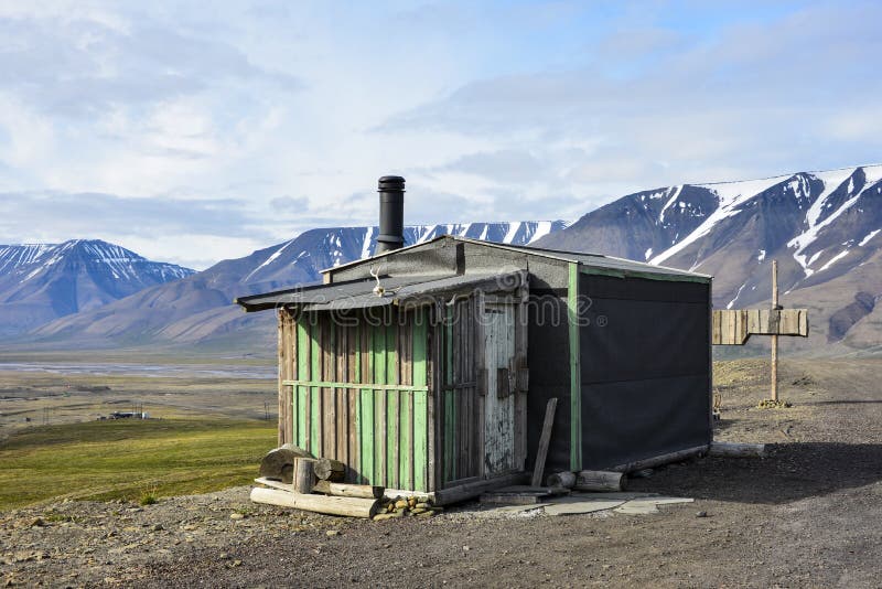 Casa de madeira perto de Longyearbyen, Spitsbergen, Svalbard fotografia de stock Casa de madeira perto de Longyearbyen, Spitsbergen, Svalbard fotografia de stock