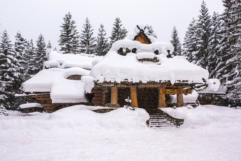 Casa de madera debajo de las nevadas fuertes, Zakopane, Polonia fotografía de archivo libre de regalías Casa de madera debajo de las nevadas fuertes, Zakopane, Polonia fotografía de archivo libre de regalías