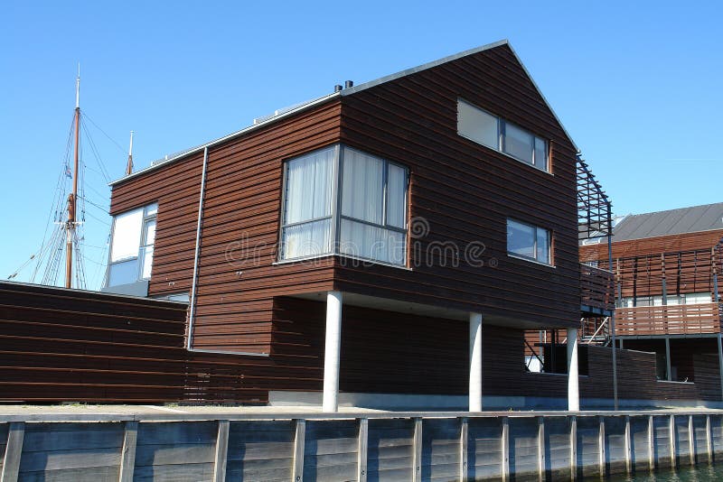 Casa de madera del diseño moderno fotografía de archivo