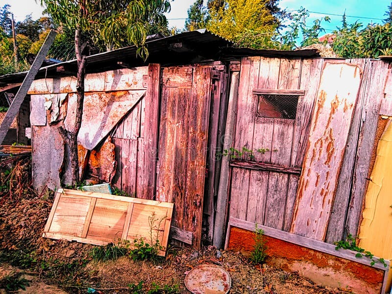 Casa de madera espeluznante abandonada vieja imagen de archivo Casa de madera espeluznante abandonada vieja imagen de archivo