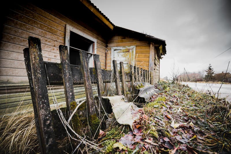 Casa de madera espeluznante abandonada vieja y cerca de madera vieja rota foto de archivo Casa de madera espeluznante abandonada vieja y cerca de madera vieja rota foto de archivo