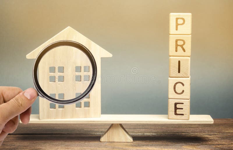 Casa de madera y la palabra Precio en la balanza Concepto de propiedad de valoración razonable Evaluación del hogar Comercio just