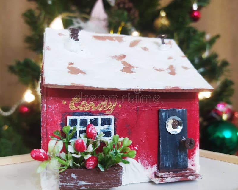 Casa De Natal Vermelha Feita De Papelão. Decoração De Ano Novo. Miniatura Da Loja De Doces Foto de Stock - Imagem de alegre, cores: 204882174 Casa De Natal Vermelha Feita De Papelão. Decoração De Ano Novo. Miniatura Da Loja De Doces Foto de Stock - Imagem de alegre, cores: 204882174