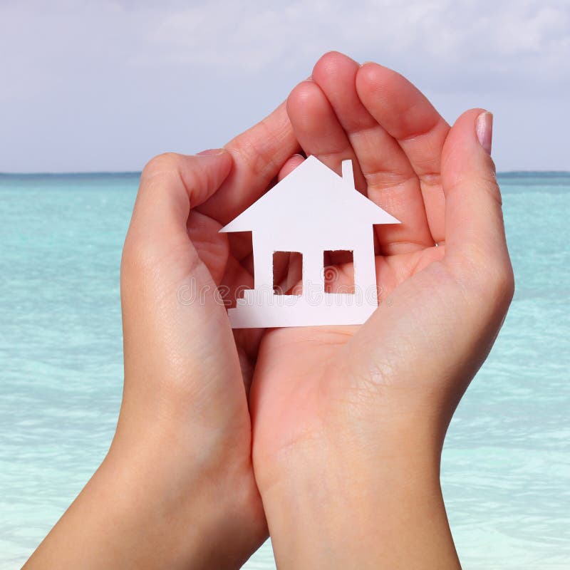 A casa de papel na fêmea cede a praia tropical. Conceito imagens de stock A casa de papel na fêmea cede a praia tropical. Conceito imagens de stock