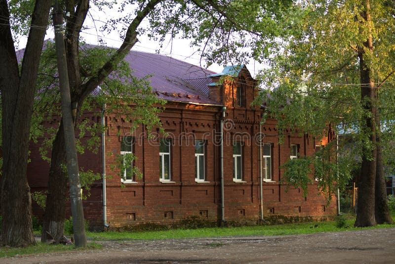 Casa de pedra vermelha velha na cidade provincial do russo no por do sol