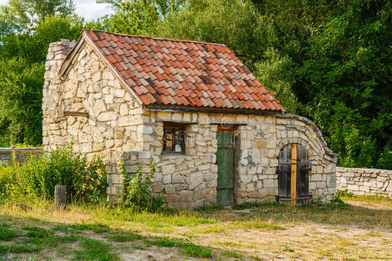 Casa De Piedra Antigua Con Un Tejado De La Teja Imagen de archivo - Imagen  de fondo, cubo: 111699891