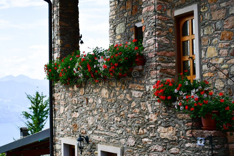 casa de piedra del verano en San Zeno di Montagna, Italia foto de archivo casa de piedra del verano en San Zeno di Montagna, Italia foto de archivo