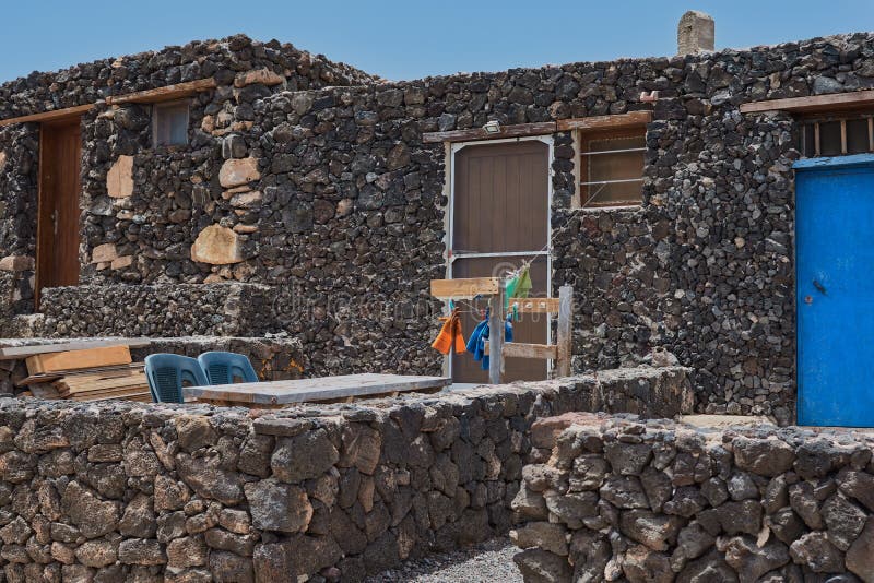 Casa de piedra hermosa en Isla de Lobos, Fuerteventura, Canarias, España imágenes de archivo libres de regalías Casa de piedra hermosa en Isla de Lobos, Fuerteventura, Canarias, España imágenes de archivo libres de regalías