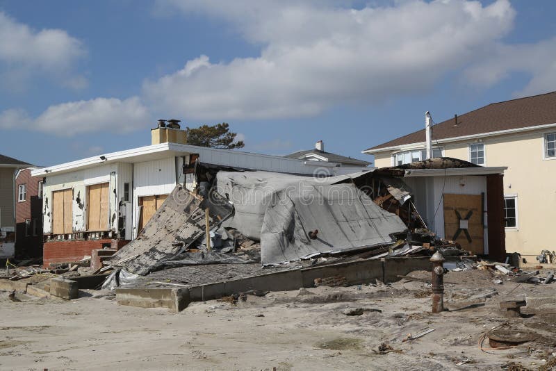 Casa de playa destruida cuatro meses después del huracán Sandy imagen de archivo libre de regalías Casa de playa destruida cuatro meses después del huracán Sandy imagen de archivo libre de regalías