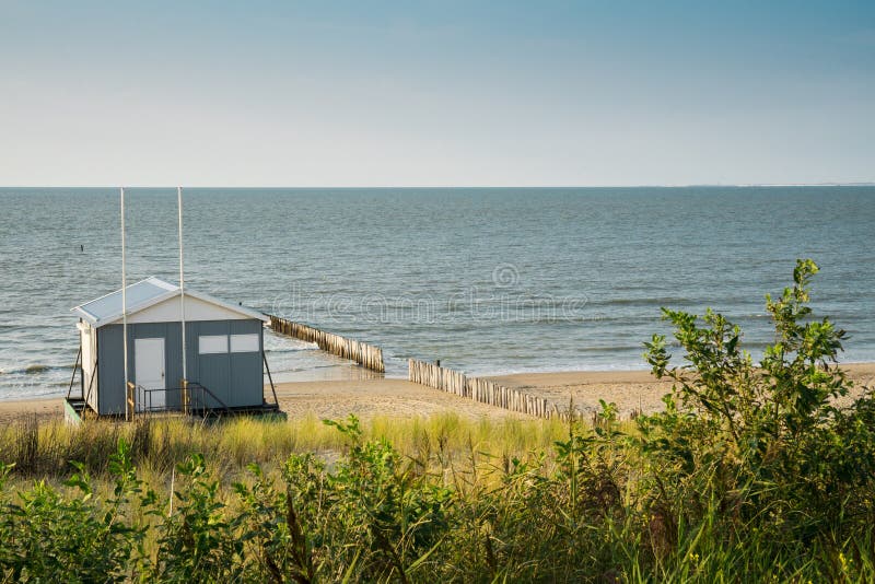 Casa de praia ao longo do litoral do Mar do Norte, mau de Cadzand, os Países Baixos imagem de stock Casa de praia ao longo do litoral do Mar do Norte, mau de Cadzand, os Países Baixos imagem de stock