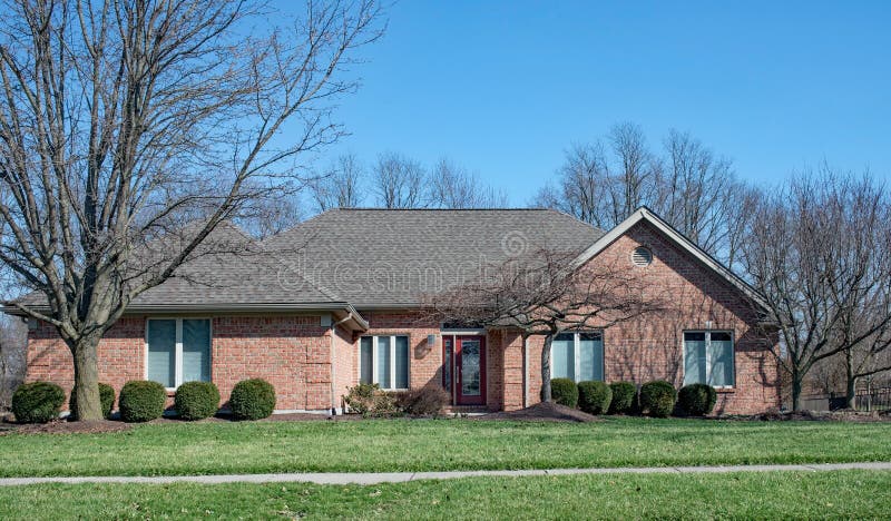 Casa de rancho moderna imagen de archivo. Imagen de lugar - 901423