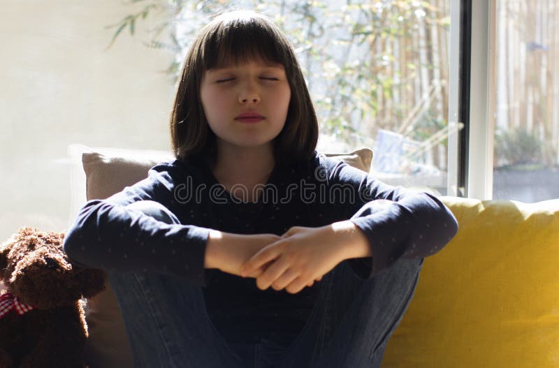 Casa de relajación de yoga infantil. meditación de bloqueo o paz interior soleada foto de archivo libre de regalías