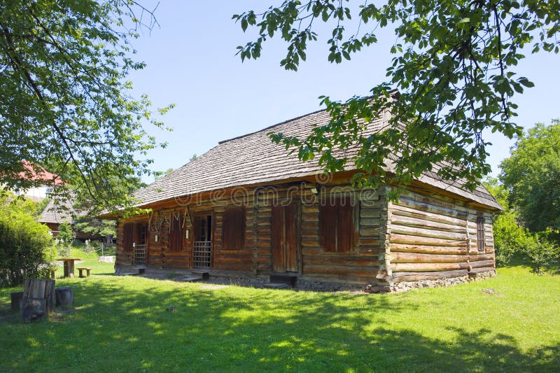 Casa de época en el Museo de Arquitectura y Aduanas de Zakarpattia Skansen en Uzhhorod Ucrania fotos de archivo
