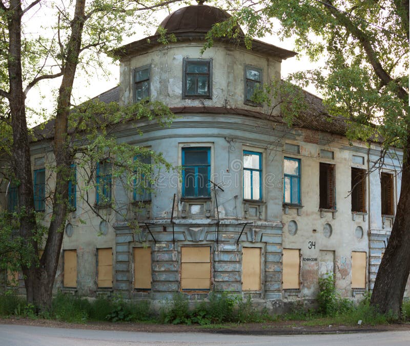 Casa decadente de pedra velha na cidade provincial do russo no por do sol