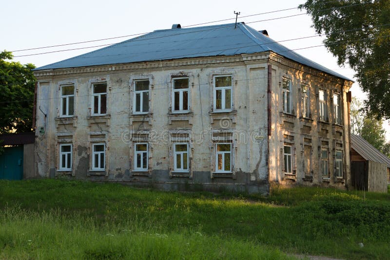 Casa decadente de pedra velha na cidade provincial do russo no por do sol