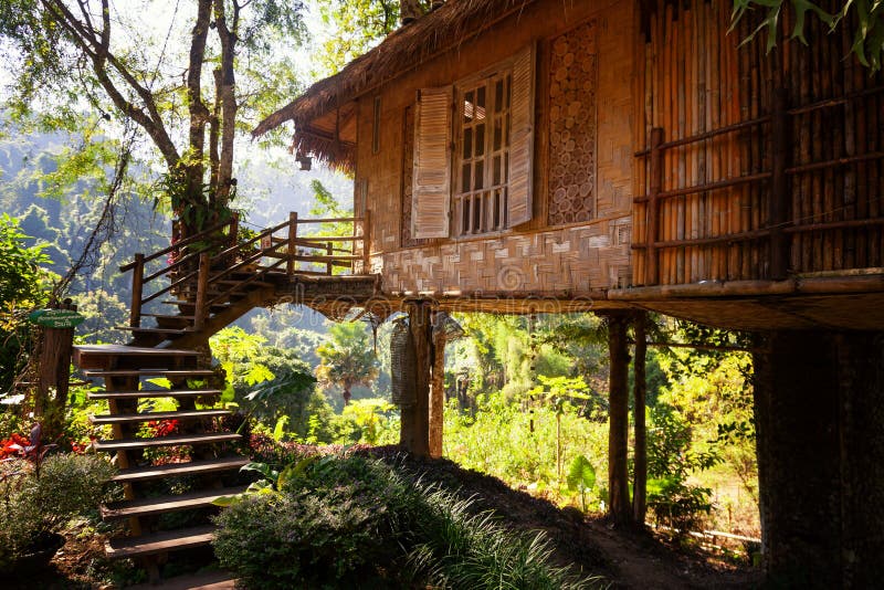 Casa Del Bambú En La Selva, Paisaje Hermoso, Viaje a Asia Sudoriental,  Arquitectura Tradicional Foto de archivo - Imagen de casero, hermoso:  139042258