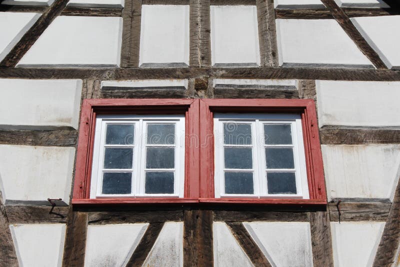 Casa del estilo de Tudor foto de archivo. Imagen de estilo - 75861586