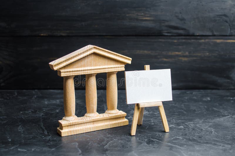 Casa del gobierno o del banco y el soporte con una lona vacía, el concepto de preservar los monumentos de la historia y de la cul imagen de archivo Casa del gobierno o del banco y el soporte con una lona vacía, el concepto de preservar los monumentos de la historia y de la cul imagen de archivo