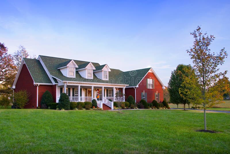 Casa Grande Moderna Del Ladrillo Del Estilo Del Rancho Imagen de