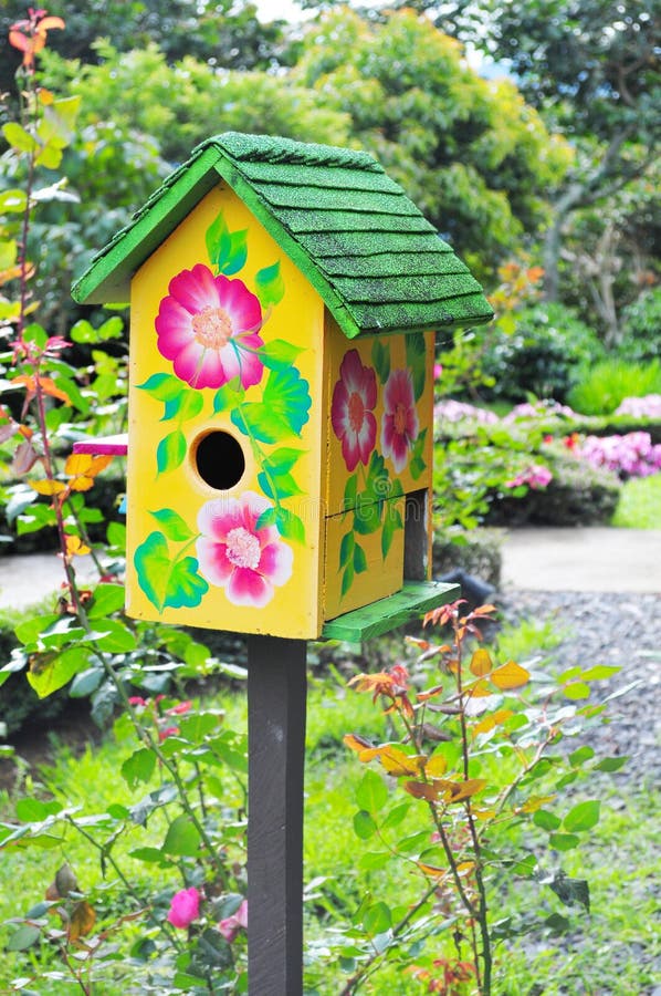 Casas Artesanales Para Pájaros Pintadas a Mano En El Tronco De