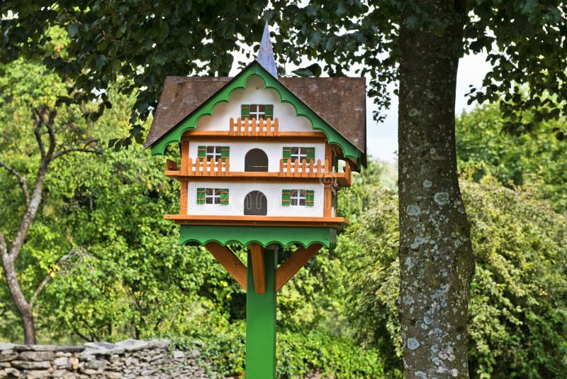 Casas Artesanales Para Pájaros Pintadas a Mano En El Tronco De