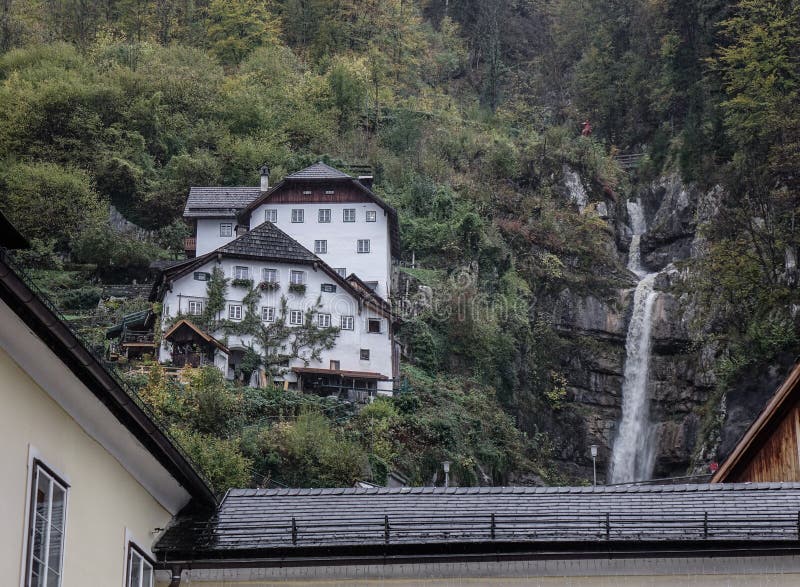 Casa della montagna con la cascata fotografia stock Casa della montagna con la cascata fotografia stock