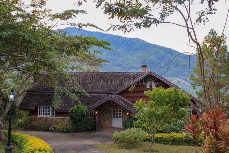 Casa della montagna di aumento di Sun immagine stock libera da diritti Casa della montagna di aumento di Sun immagine stock libera da diritti