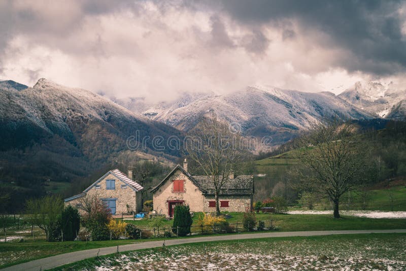 Casa della montagna nell'inverno immagine stock libera da diritti Casa della montagna nell'inverno immagine stock libera da diritti