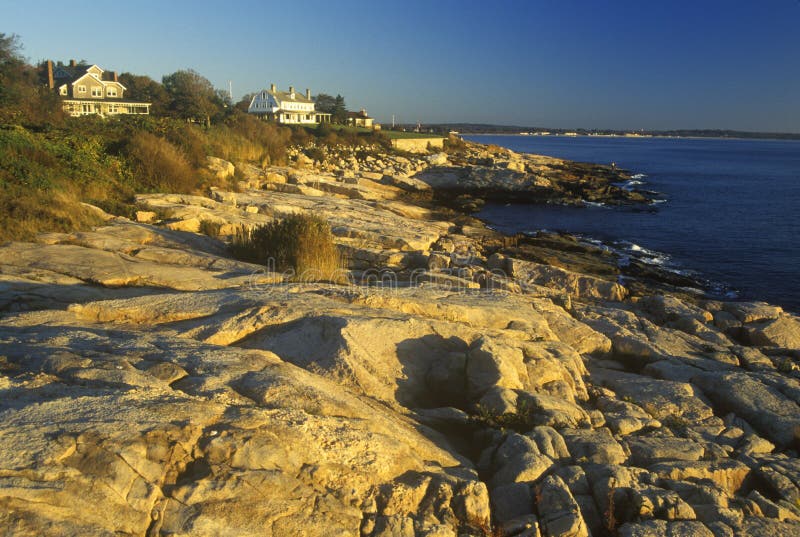 Casa della parte anteriore di oceano sull'itinerario scenico 1 al tramonto, Misquamicut, RI fotografia stock libera da diritti Casa della parte anteriore di oceano sull'itinerario scenico 1 al tramonto, Misquamicut, RI fotografia stock libera da diritti