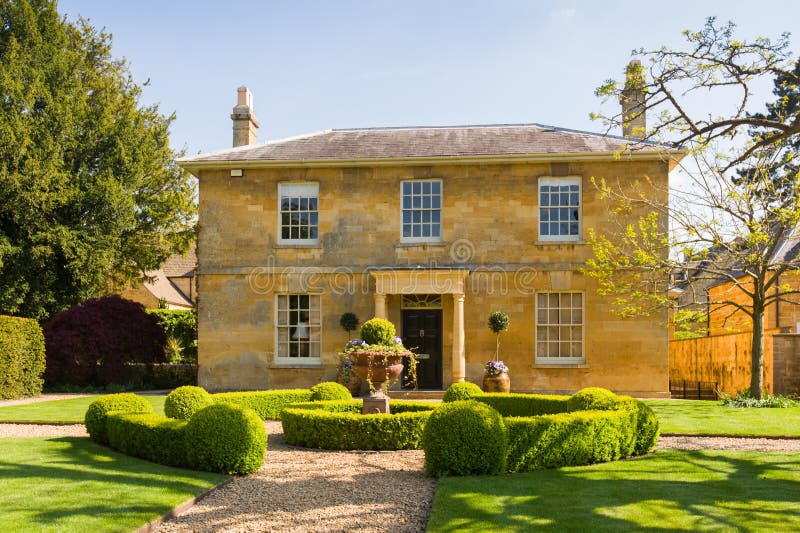 Casa isolada antiga imagens de stock royalty free