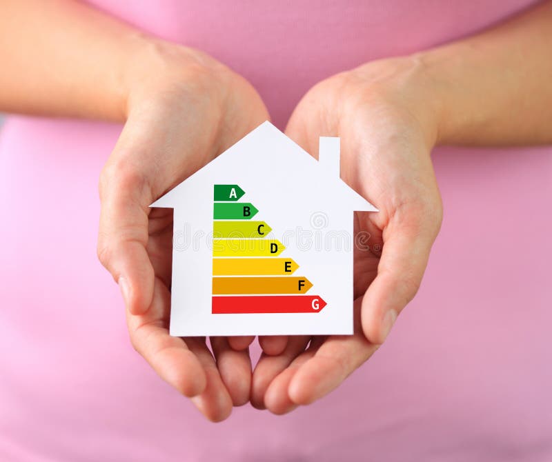 Casa di carta con il grafico di rendimento energetico fotografia stock libera da diritti Casa di carta con il grafico di rendimento energetico fotografia stock libera da diritti